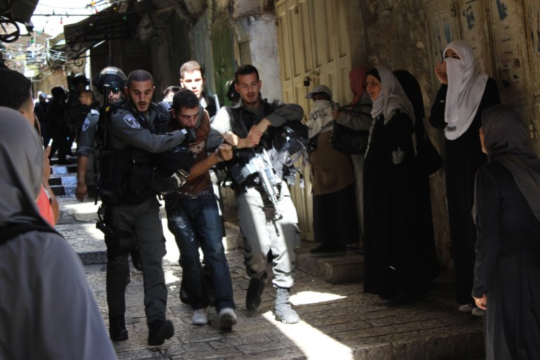 باب السلسلة القدس المحتلة، قوات الاحتلال تعتقل فتى مقدسي (أرشيف الجزيرة نت من عام 2015)