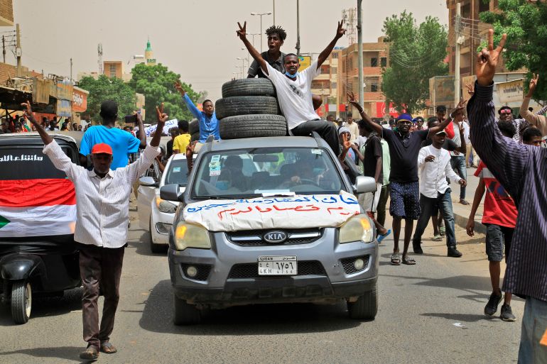 سودانيون يتظاهرون بالعاصمة الخرطوم نهاية يونيو/حزيران الماضي ويطالبون الحكومة بالتنحي بسبب تأخر العدالة والإصلاحات الاقتصادية (وكالة الصحافة الفرنسية).