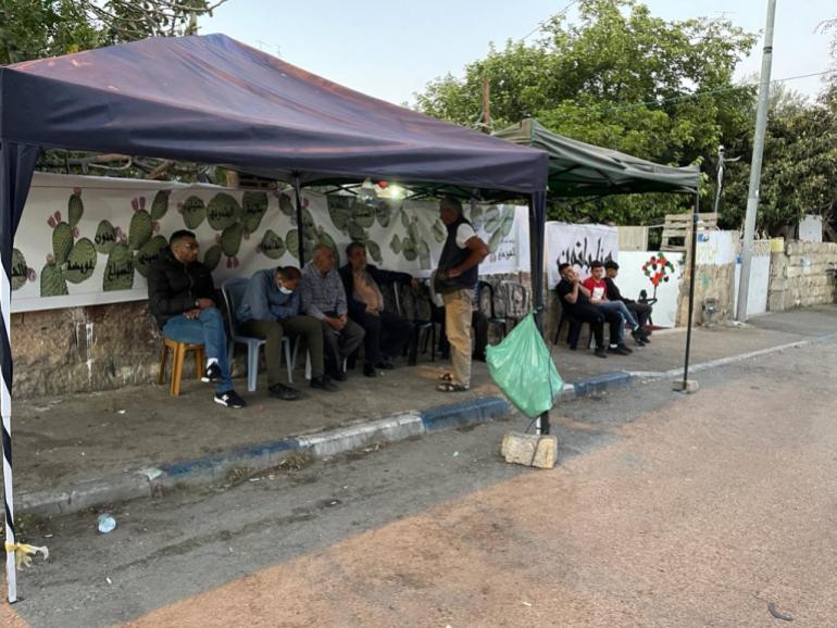الشيخ جراح، رجال وشباب الحي يتجمعون في الشارع لمراقبة تحركات المستوطنين(الجزيرة نت)