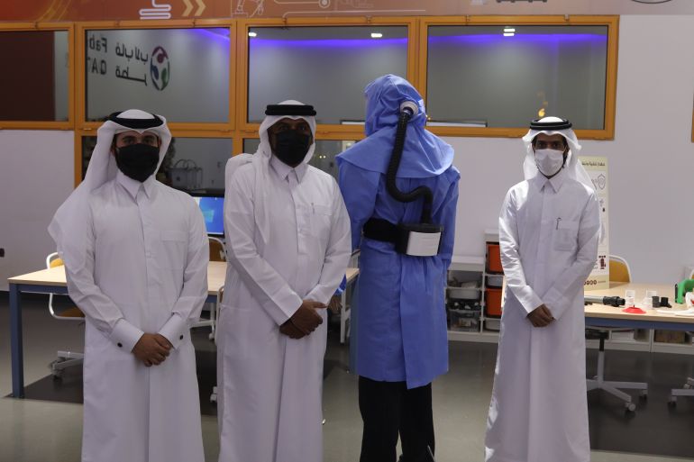 فريق النادي العلمي القطري يؤكد أن جهاز تنقية الهواء تم تصميمه بسواعد وعقول قطرية (الجزيرة)