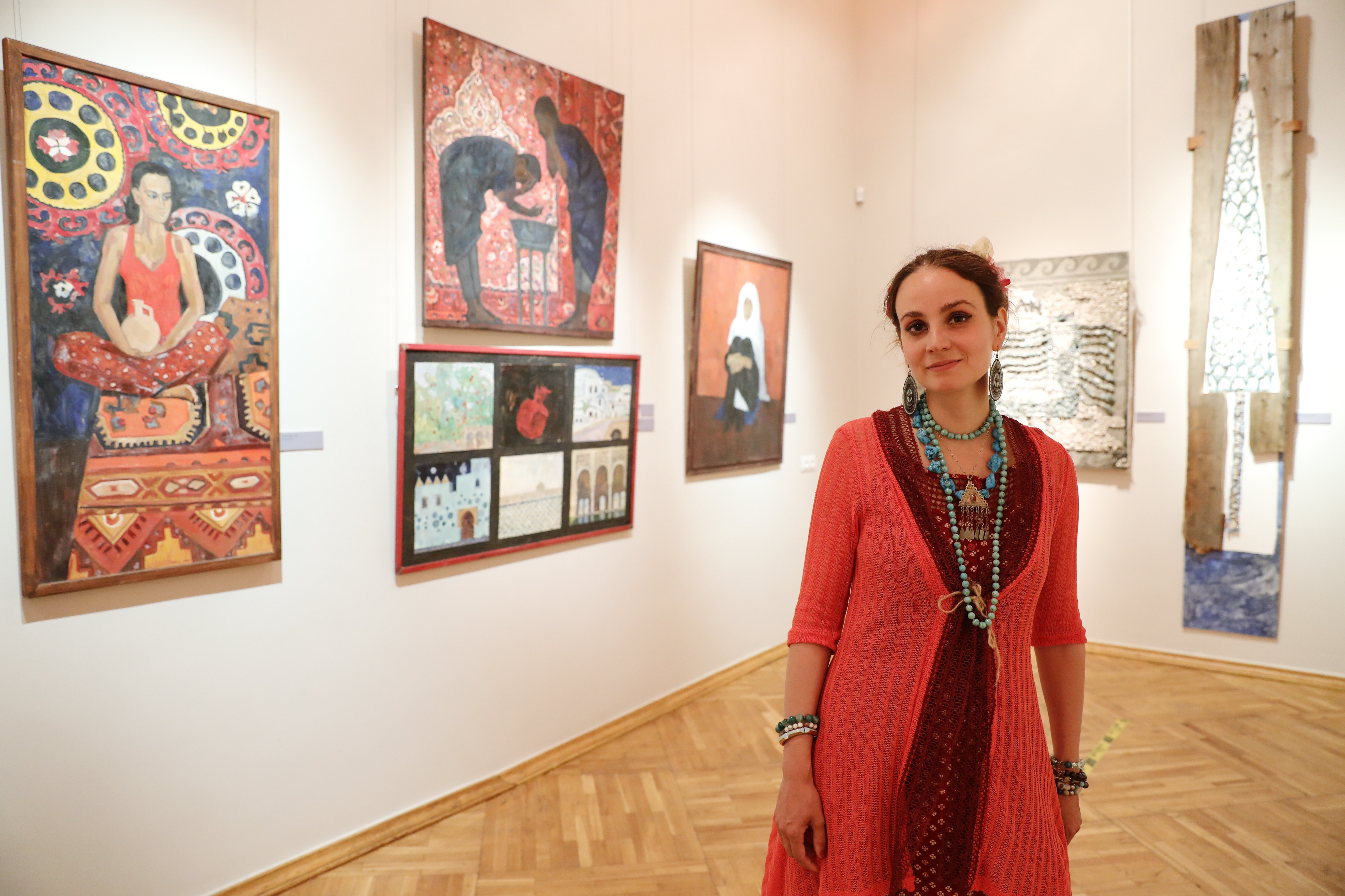 اعتنقت الإسلام.. فنانة روسية تعكس الثقافة العثمانية في لوحاتها 