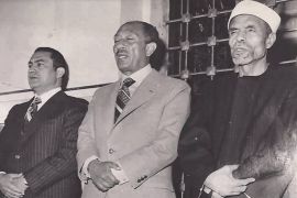 الشعراوي يؤدي الصلاة مع رئيس الجمهورية #السادات ونائب الرئيس آن ذاك #مبارك_مواقع التواصل