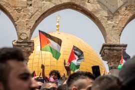فلسطينيون يحتفلون قرب مسجد قبة الصخرة بوقف إطلاق النار بين فصائل المقاومة وقوات الاحتلال في 2021 (الأناضول)