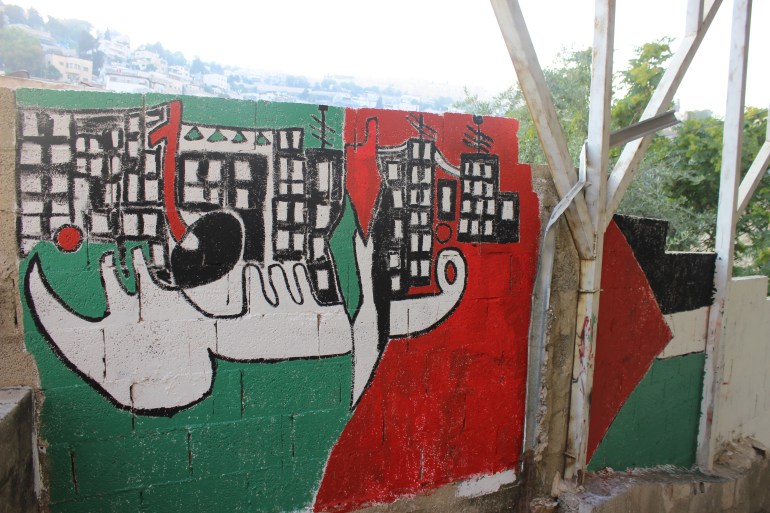 جداريات رسمت على جدران أحياء بلدة سلوان(الجزيرة نت)