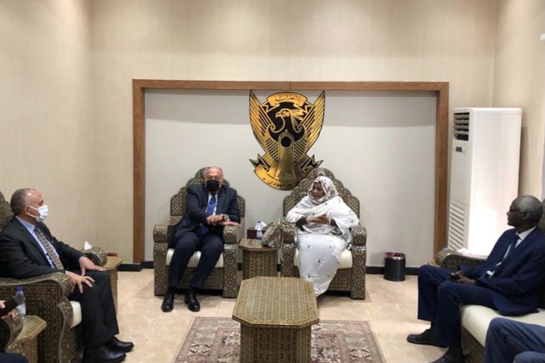 وزير الخارجية سامح_شكري ووزير الري محمد عبدالعاطي يصلان إلى #الخرطوم وفي استقبالهما نظيراهما السودانيان