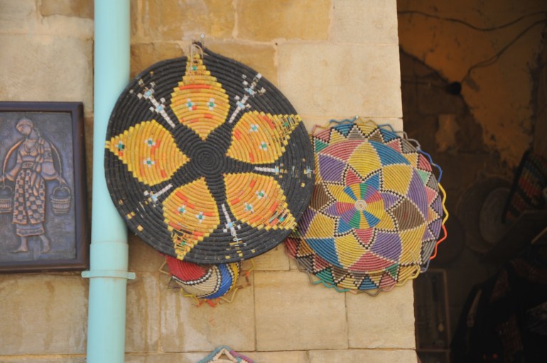 أردنية تطوع الحناء لرسم لوحات فنية وتخليد التراث الأردني