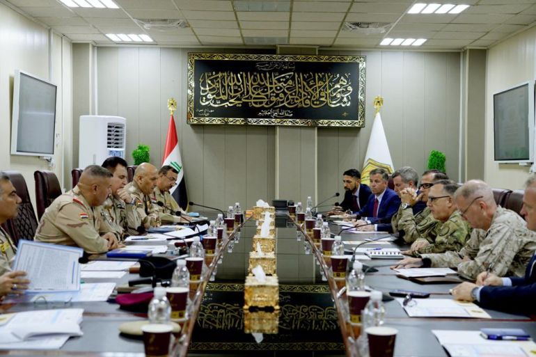 جانب من اللقاء الذي جمع اللجنة العراقية الأمريكية العسكرية، المعنية بتنفيذ مخرجات الحوار الاستراتيجي، أولى اجتماعاتها في بغداد السبت 5/ 6/ 2021