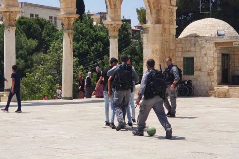 قوات الاحتلال تعتقل عددًا من الأطفال من باحات المسجد الأقصى