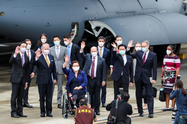 U.S. Senators Duckworth, Sullivan and Coons arrive in Taipei