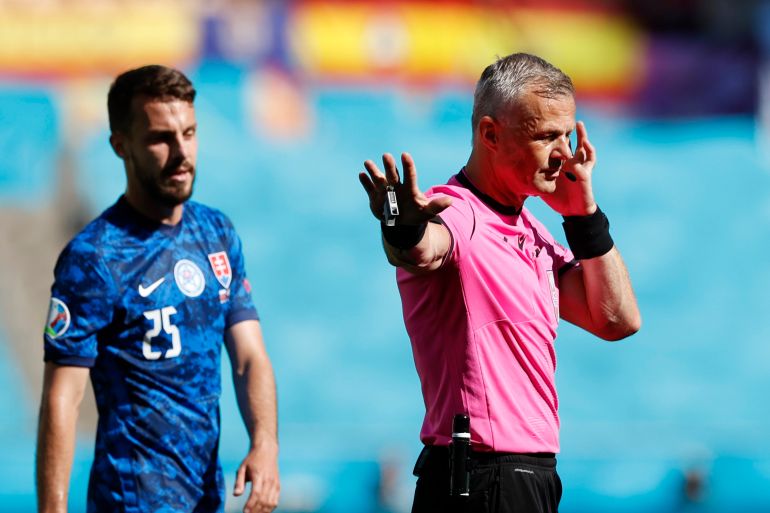 Euro 2020 - Group E - Slovakia v Spain Soccer Football - Euro 2020 - Group E - Slovakia v Spain - La Cartuja Stadium, Seville, Spain - June 23, 2021 Referee Bjorn Kuipers speaks to VAR before awarding a penalty to Spain after reviewing an incident on the monitor Pool via REUTERS/Marcelo Del Pozo