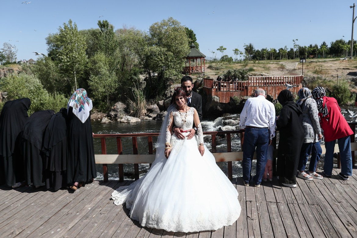 The spectacle of the pearl emigration of Buri attracted the participants in a wedding ceremony in the Erciyes area near the city of Van;  Where they left the newlyweds to watch the unique (European) phenomenon