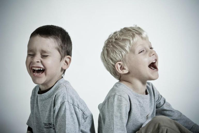الضحك.. حيلة طفلك للدفاع عن نفسه عند تأديبه