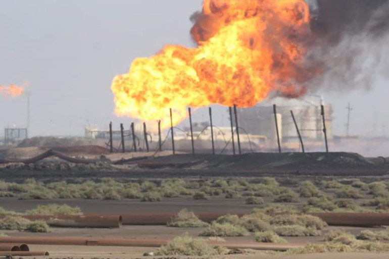 احدى الحقول النفطية في جنوبي العراق (الجزيرة نت)