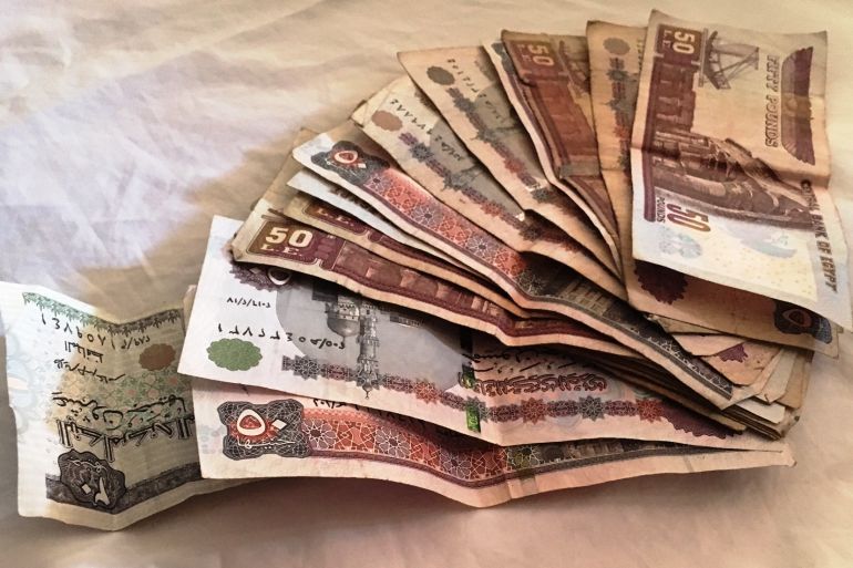 بضع مئات من الجنيهات نصيب كل مصري من 30 مليار جرى سحبهم من البنوك مؤخرا. (تصوير خاص لأوراق من فئة خمسين ومائة جنيه ـ مصر