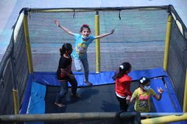 الجزيرة/غزة/ فتيات يلعبن بالحلقات.