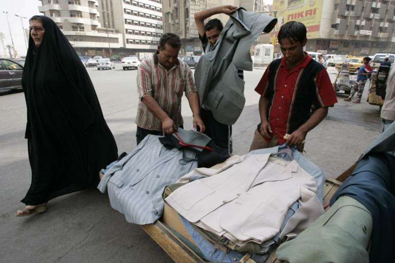 احدى عربات بيع الملابس المستعملة وسط العاصمة العراقية بغداد (الجزيرة نت)