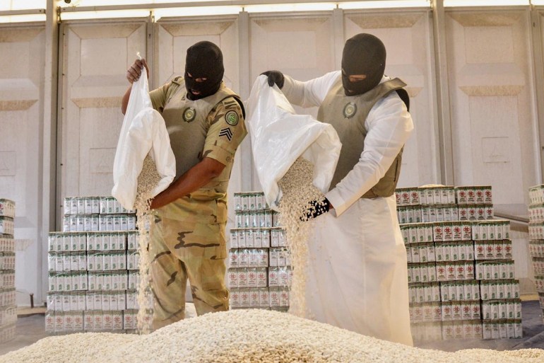 Members of the General Directorate of Narcotics Control display amphetamine pills seized after foiling an attempt to smuggle more than 19 million amphetamine pills into Saudi Arabia. (وكالة الأنباء السعودية)