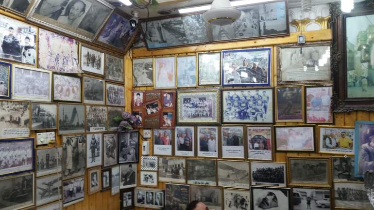 الصور المعلقة على جدران المحل،عصير الحاج زبالة الأثري في بغداد- الجزيرة نت
