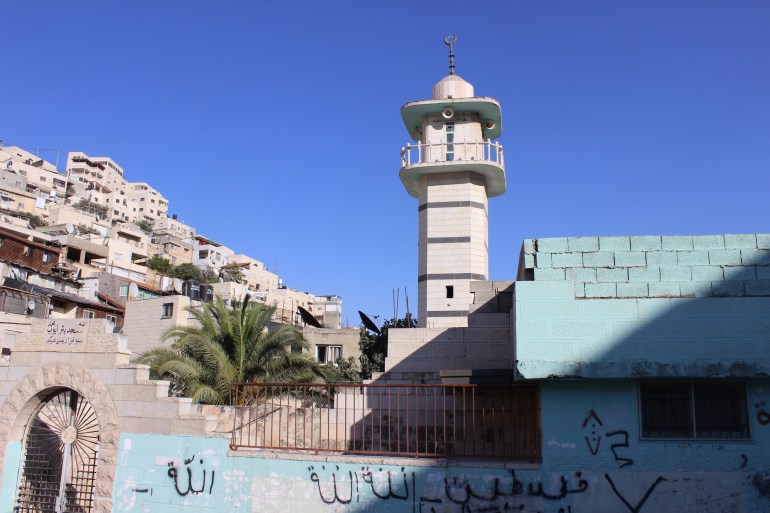 سلوان ئر أيوب صورة عامة يظهر بها مسجد الحي الذي يحتضن البئر التاريخية(الجزيرة نت)
