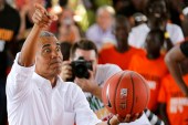 أوباما يلعب كرة السلة أثناء افتتاحة مركزا رياضيا بالقرب من مسقط راسه في كينيا عام 2018 (رويترز)