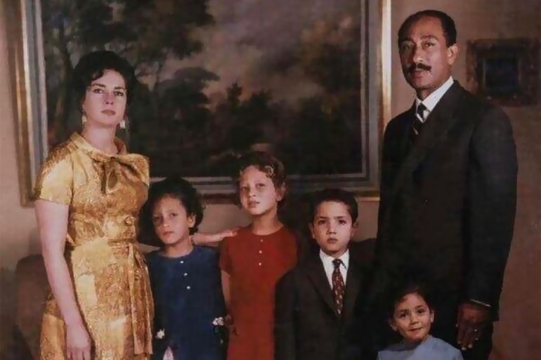 جيهان مع زوجها الراحل أنور السادات وأبنائهم (مواقع التواصل)
