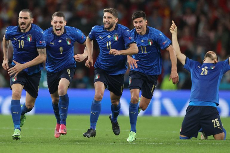لاعبو إيطاليا يحتفلون بالتأهل للمباراة النهائية