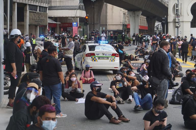 مئات السباب الماليزي تحدى إجراءات حظر التجمع وتظاهروا وسط كوالالمبور للمطالبة بإقالة الحكومة
