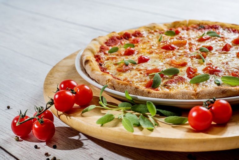 البيتزا نشأت في إيطاليا وتحديدا بمدينة نابولي، حيث أصبحت غذاء شائعا كطعام رخيص ومغذ (بيكسابي)