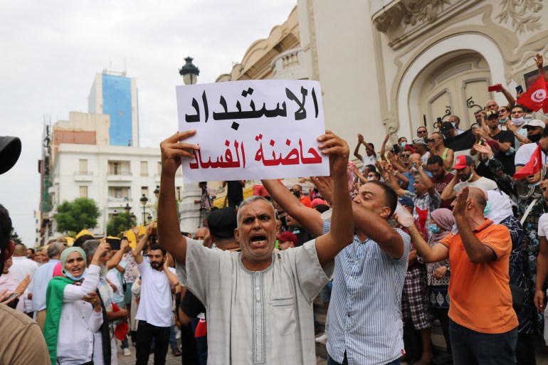 مخاوف من عودة الاستبداد في تونس (الجزيرة)