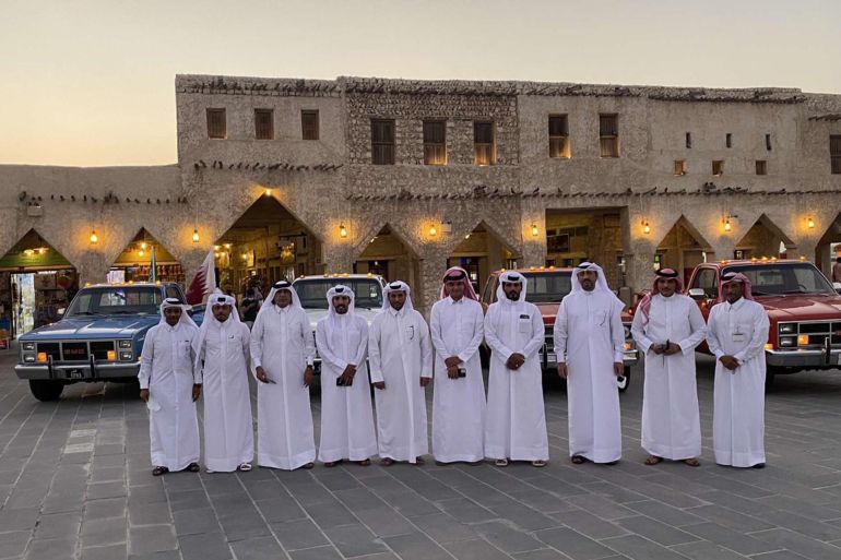 أعضاء مبادرة وريد من قطر والسعودية قبل بدء جولة في منطقة سواق واقف السياحية في الدوحة (الجزيرة)