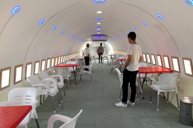 توأمان فلسطينيان يتحديان الظروف الصعبة ويفتتحان مطعما في طائرة بيونج بالضفة الغربية