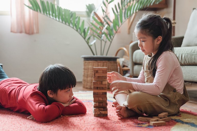 العمل مع الأطفال يمكن أن يكون أي شيء من بناء المنزل وبناء برج مع كتل لألعاب جماعية اخرى بحسب الاخصائية الاجتماعية ايلينا فغالي- (بيكسلز).