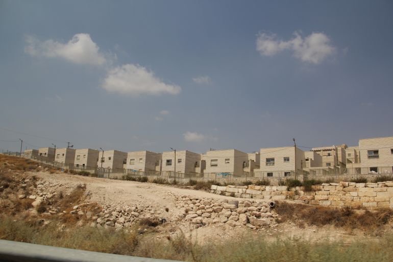 عاطف دغلس-اسرائيل تقول انها سمحت للفلسطينيين ببناء 1000 وحدة سكنية بينما تبني الالاف للمستوطنين- بناء حديث في مستوطن معاليه مخماس شرق مدينة رام الله-الضفة الغربية-رام الله-- الجزيرة نت4