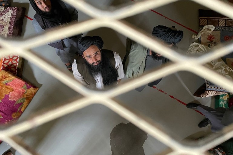 الزنزانة السوداء".. أفغان يروون قصص التعذيب الأمريكية في "باغرام"