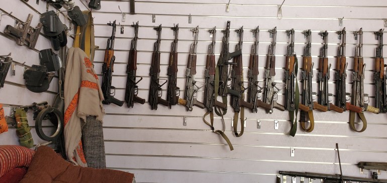 صورة خاصة لاحد محال بيع الأسلحة بصنعاء