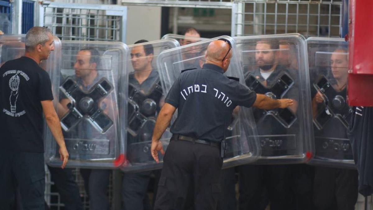 لماذا أعلن الأسرى الاستنفار في سجون الاحتلال الإسرائيلي؟
