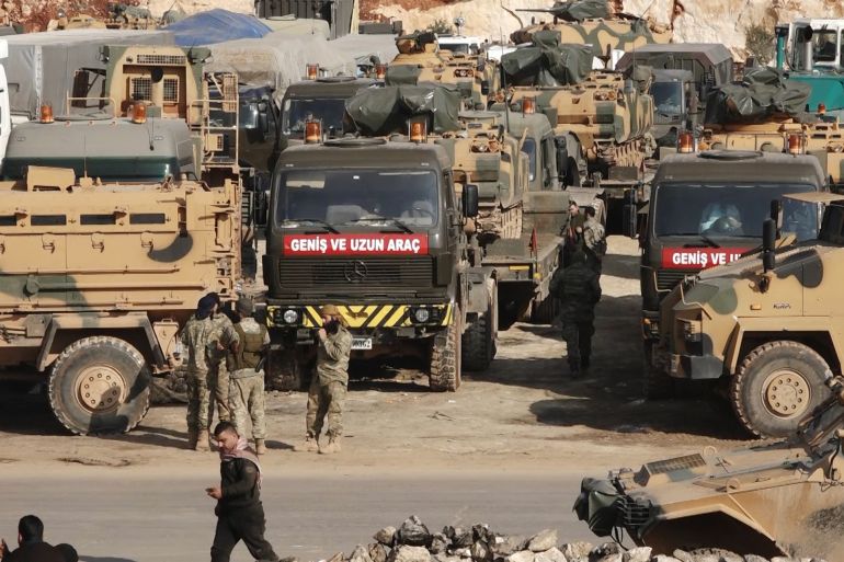 صور تظهر آثار الدمار جراء قصف قوات النظام منطقة جبل الزواية و أخرى من أرشيف الجزيرة تظهر عربات وجنود للقوات التركية إلى جانب طريق باب الهوى عام ٢٠١٩