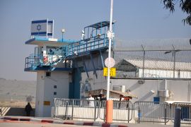 أبراج مراقبة وتحصينات عند مدخل سجن جلبوع (الجزيرة)