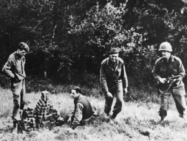الصورة من sciencealert.comAlsos intelligence officers after locating German uranium cubes, Haigerloch, Germany. (Samuel Goudsmit/AIP Emilio Segrè Visual Archives)