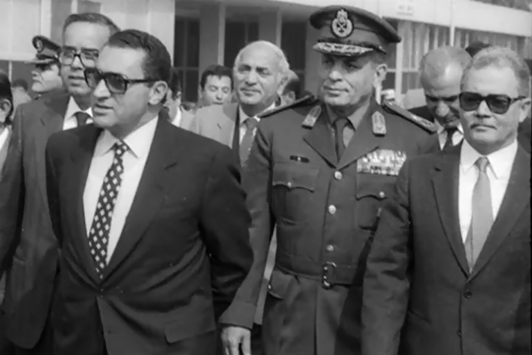 الرئيس المصري الأسبق حسني مبارك وخلفه عن اليمين المشير عبد الحليم أبو غزالة وزير الدفاع آنذاك (مواقع التواصل)