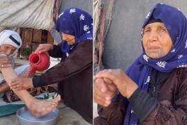 وحيدان مهجران مسنةسوريةتغسل قدمي زوجها وتعتني به بعد تهجيرهما للمخيمات