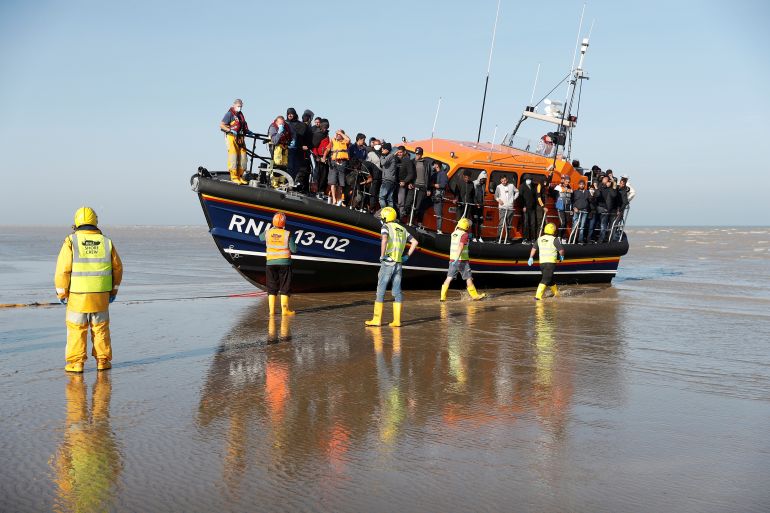Rescued Migrants arrive on RNLI boat at Dungeness