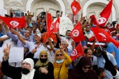 احتجاج سابق بالعاصمة تونس ضد سياسات الرئيس قيس سعيد (رويترز)