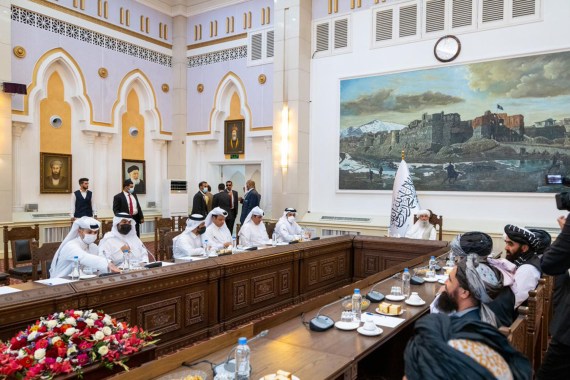 نائب رئيس مجلس الوزراء وزير الخارجية يجتمع مع مسؤولين في أفغانستان