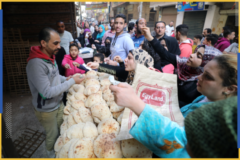 epa08341826 Egyptians throng to buy bread from a bakery in the Shobra district of Cairo, Egypt, 03 April 2020. Egyptian authorities have imposed a two-week-long curfew, starting on 25 March, during which all public transportation in the city is suspended due to the ongoing pandemic of the Covid-19 disease caused by the SARS-CoV-2 coronavirus. EPA-EFE/KHALED ELFIQI