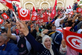 تونسيون يتظاهرون ضد قرارات قيس سعيد بتعليق عمل البرلمان وإقالة الحكومة والسيطرة على السلطة القضائية (الفرنسية)