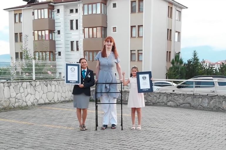 مواطنة تركية تدخل موسوعة غينيس كأطول امرأة في العالم