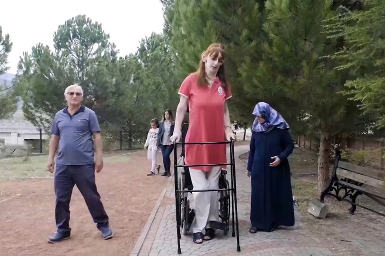 مواطنة تركية تدخل موسوعة غينيس كأطول امرأة في العالم
