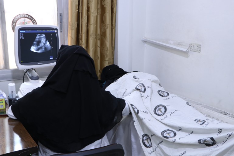 / مشفى الأمومة صور متنوعة لطبيبات مشفى الأمومة أثناء معاينة بعض المراجعات للعيادة النسائية
