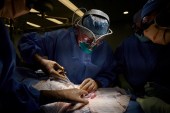 نقلت وسائل الإعلام أمس الثلاثاء زراعة قلب خنزير معدل وراثيا في جسم إنسان في أول عملية من نوعها (رويترز)